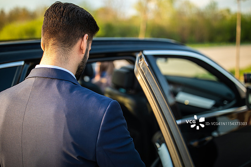 男人进入汽车的背影图片素材