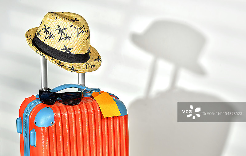 行李箱上的软呢帽和太阳镜图片素材