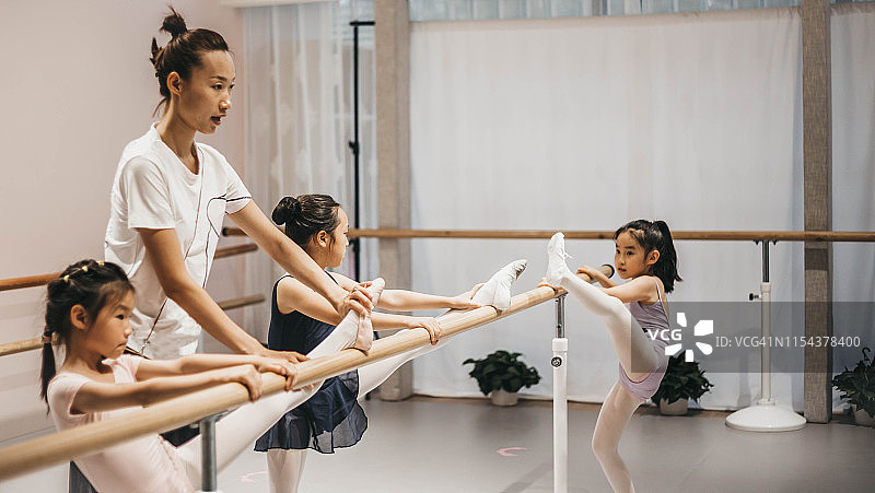 训练中的芭蕾舞者图片素材