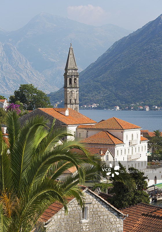 科托尔湾屋顶景观：圣尼古拉斯教堂钟楼，佩拉斯特，科托尔，联合国教科文组织世界遗产，黑山，欧洲图片素材