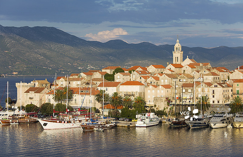 科尔丘拉古镇港口风光，游艇停靠在码头旁（克罗地亚杜布罗夫尼克-内雷特瓦）图片素材