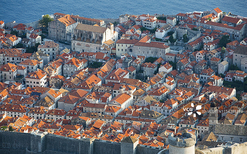 从斯尔德山俯瞰杜布罗夫尼克老城图片素材