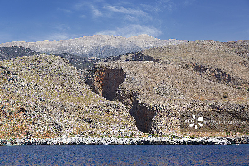 从海上眺望阿雷德纳峡谷和莱夫卡奥里山遥远的山峰，卢特罗，哈尼亚，克里特岛，希腊，欧洲图片素材