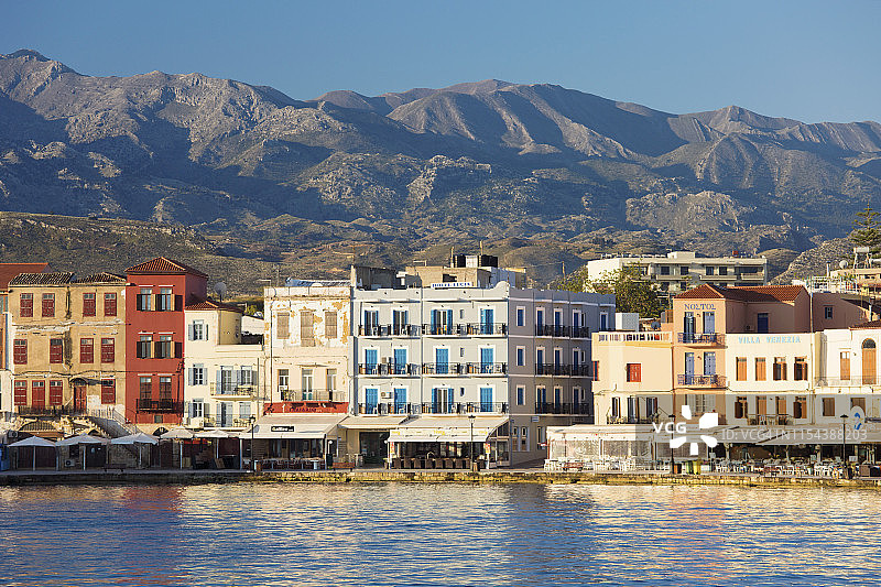 威尼斯港和干尼亚的彩色海滨建筑图片素材