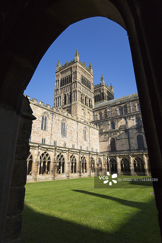 英国达勒姆郡达勒姆大教堂西塔楼回廊草坪风光图片素材
