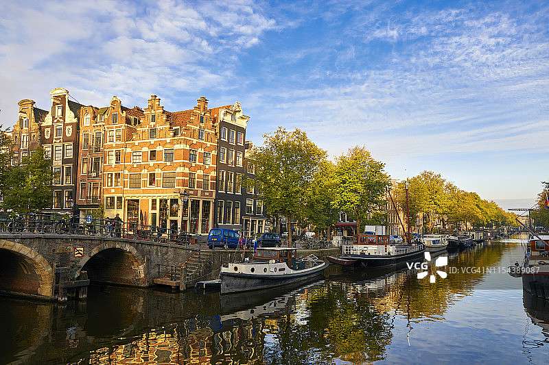 荷兰北荷兰省阿姆斯特丹王子运河与布劳wer运河交汇处的房屋和桥梁图片素材