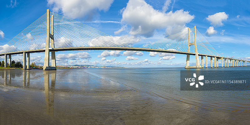 葡萄牙里斯本特茹河中倒映的达伽马大桥图片素材
