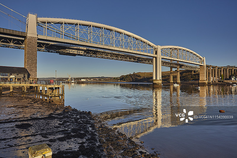 英国康沃尔普利茅斯附近塔马河口的塔马尔桥图片素材