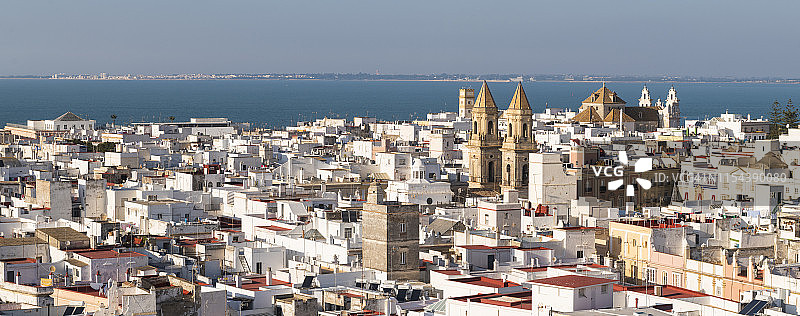 从塔维拉塔眺望加的斯安达卢西亚的屋顶和圣安东尼奥教堂图片素材