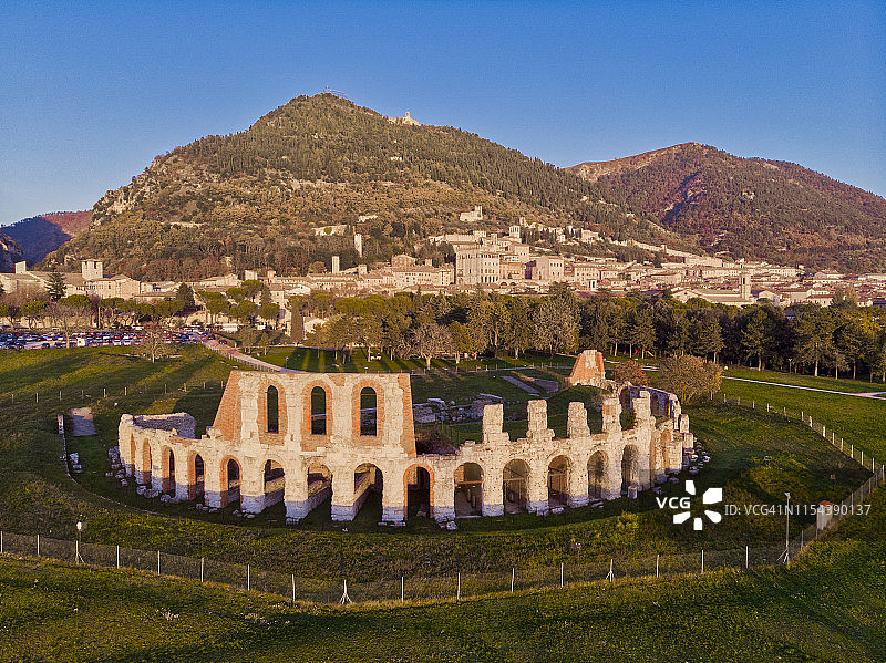 日落时分的城镇和罗马剧院，意大利翁布里亚古比奥图片素材