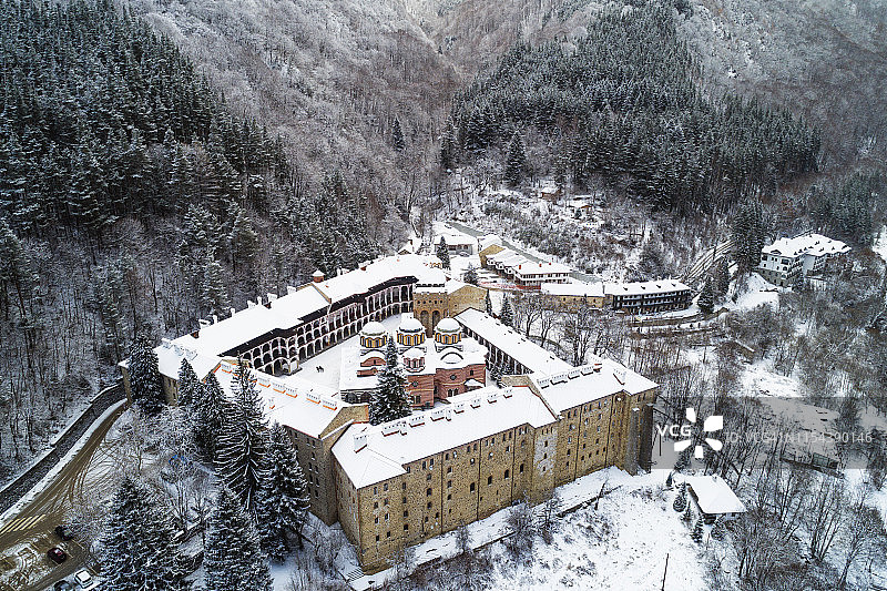 联合国教科文组织世界遗产：保加利亚里拉修道院圣母圣诞教堂航拍视角图片素材