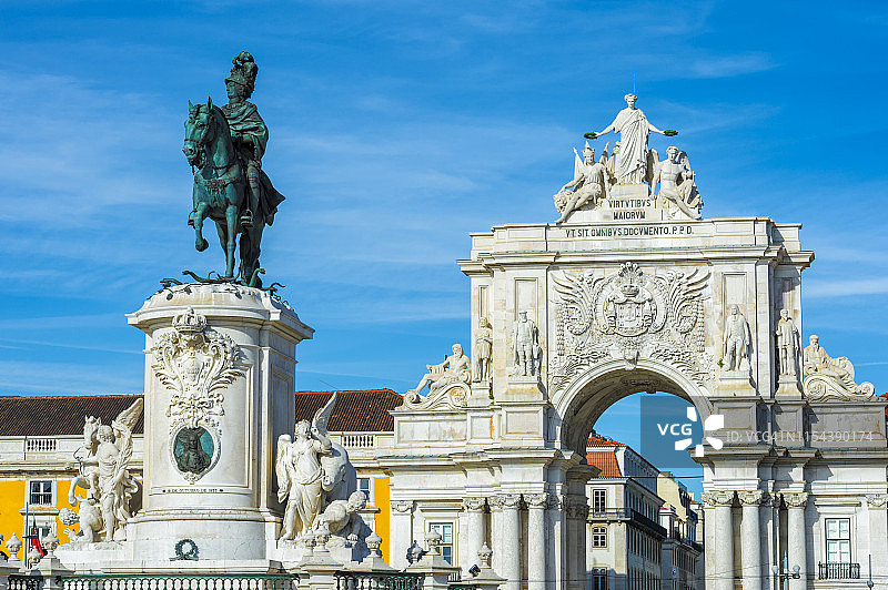 葡萄牙里斯本商业广场、约瑟一世国王雕像和奥古斯塔街凯旋门图片素材
