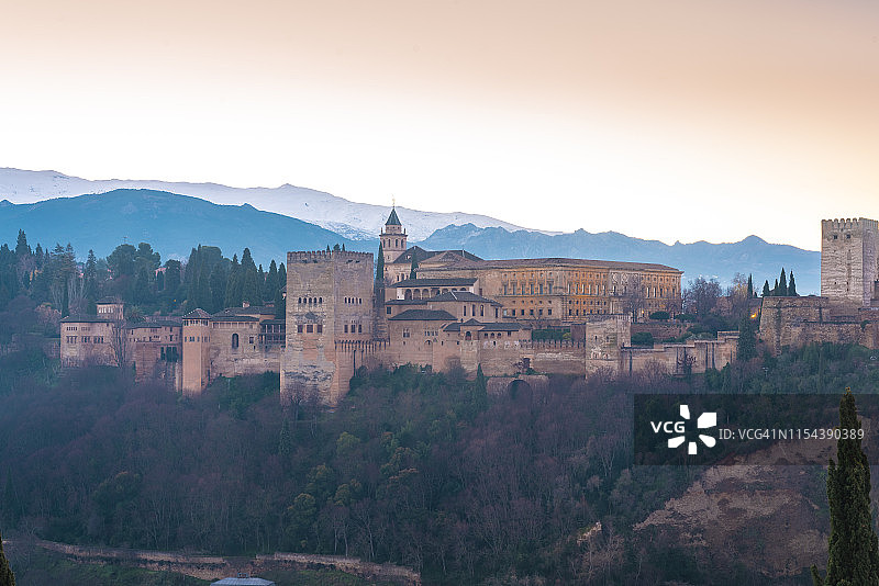 从阿尔拜辛区眺望日出时分的阿尔罕布拉宫，联合国教科文组织世界遗产，格拉纳达，安达卢西亚，西班牙，欧洲图片素材