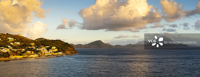 圣基茨和尼维斯，尼维斯峰与加勒比海图片素材