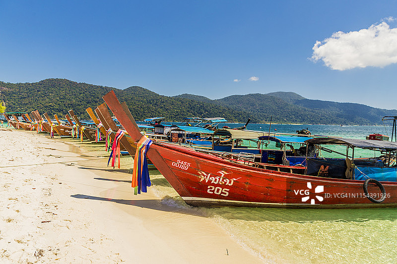 泰国达鲁陶海洋国家公园拉威岛的长尾船图片素材