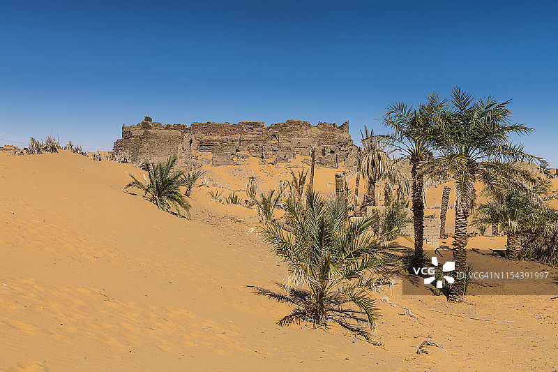 撒哈拉沙漠中的古老城堡小镇图片素材