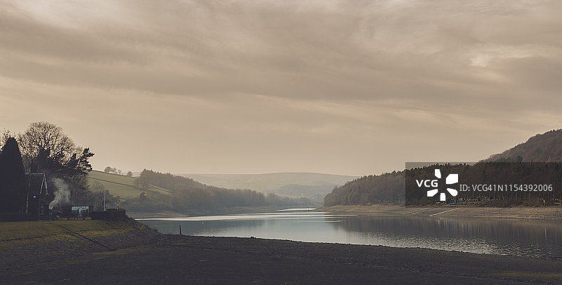 二月在英格兰南约克郡达姆弗拉斯克水库的宁静夜晚图片素材