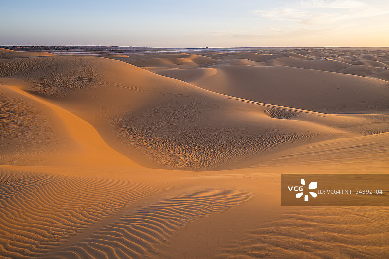 撒哈拉沙漠提米蒙巨型沙丘日落图片素材