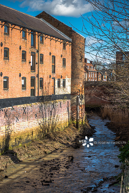 英国诺福克金斯林恩河支流上的维多利亚时代仓库图片素材