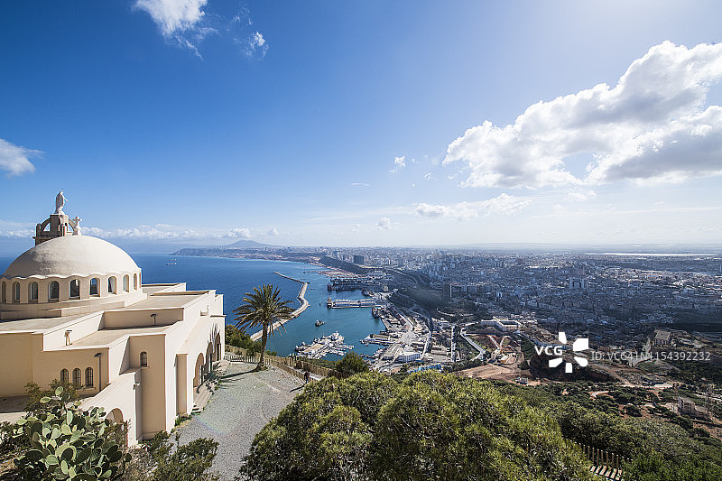 阿尔及利亚奥兰和圣克鲁斯大教堂的景色图片素材