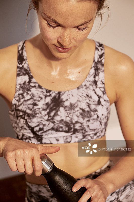 在瑜伽馆里做运动的健康女性图片素材