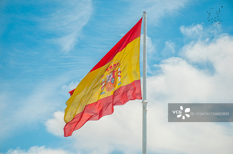 在哥伦布广场飘扬的西班牙国旗图片素材