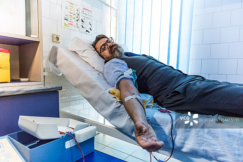 在医疗诊所献血的献血者图片素材