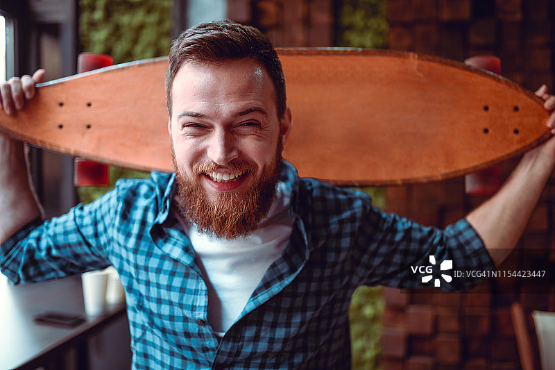 展示新滑板的快乐滑板男孩图片素材