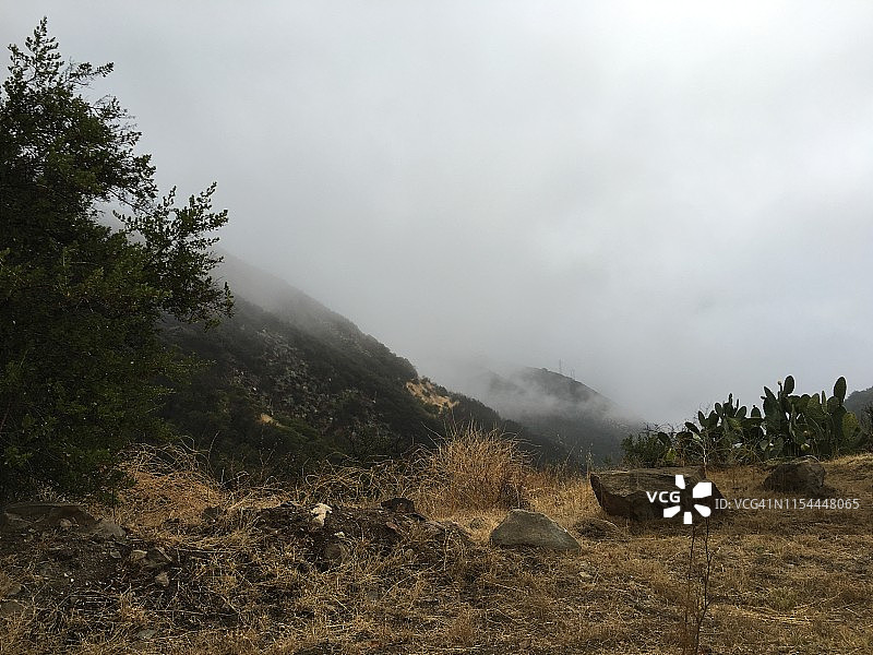 薄雾笼罩群山图片素材