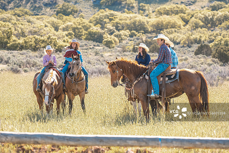 朋友和家人在犹他州灌木丛中骑马图片素材