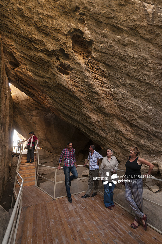 人们观看岩石雕刻图片素材