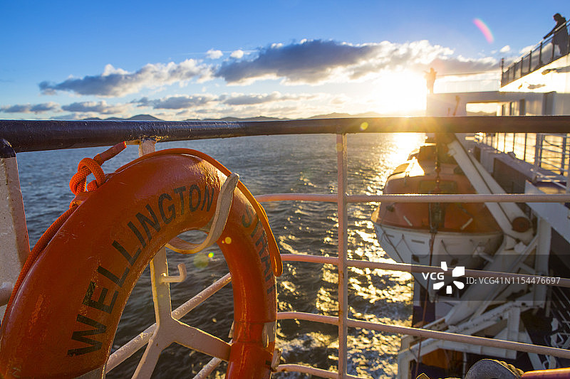 从新西兰北岛到南岛的渡轮，途经库克海峡和马尔堡海峡图片素材
