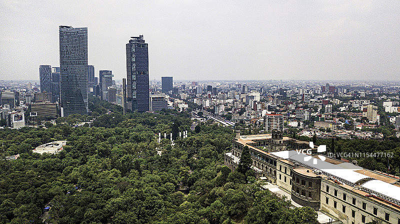 墨西哥现代摩天大楼和查普尔特佩克城堡图片素材