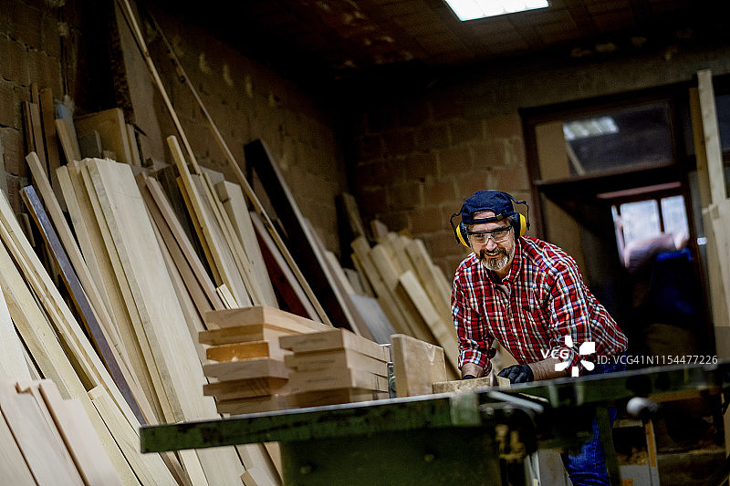 木匠在他创意工作室里工作图片素材