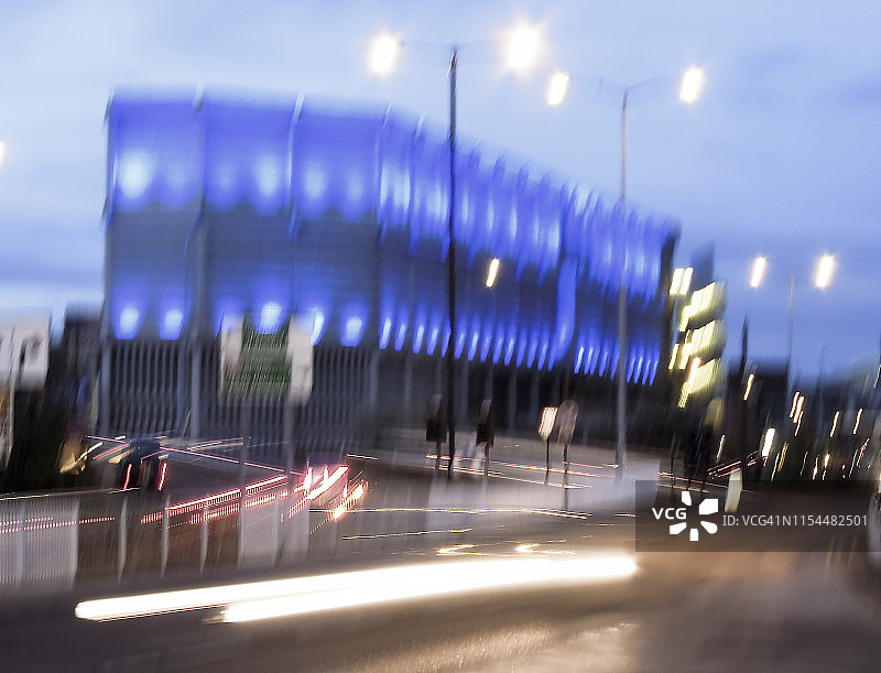 黄昏时发电厂和双车道的摇晃景观图片素材