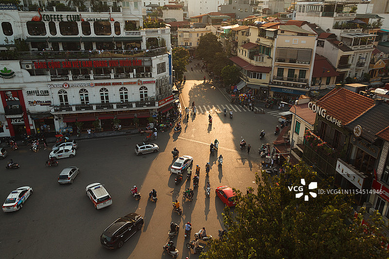 越南河内东京义塾广场日落交通景观俯视图图片素材