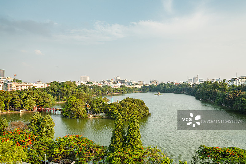 越南河内还剑湖鸟瞰图：栖旭桥与龟塔图片素材