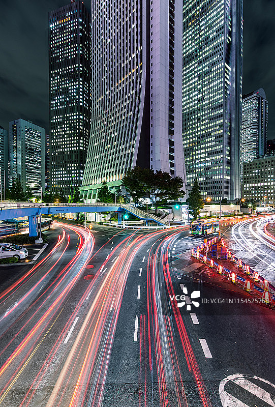 东京新宿繁忙的夜间街景图片素材
