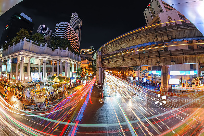 曼谷拉差帕颂路夜间交通拥堵图片素材
