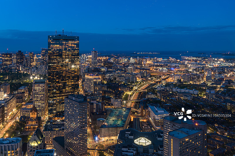 波士顿保诚中心空中走廊天文台日落时分的城市风光图片素材