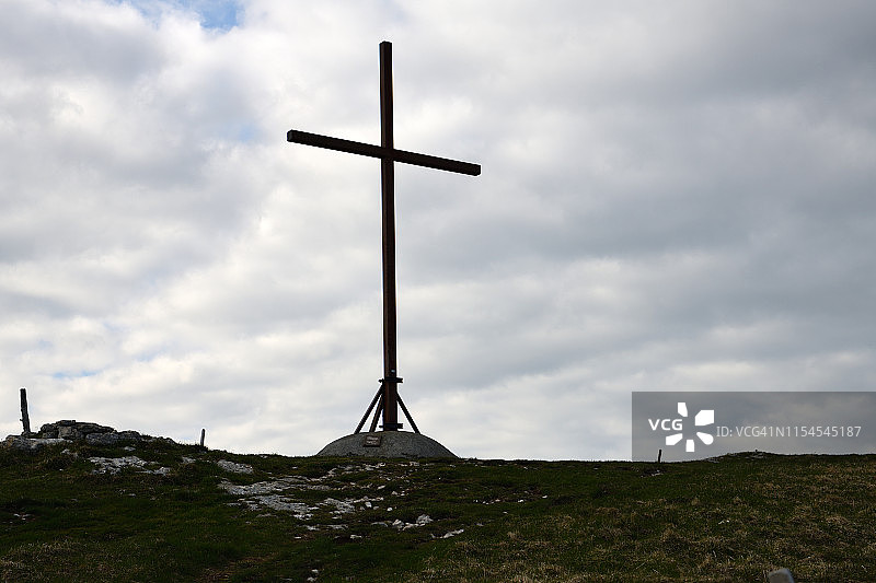 瑞士沙塞拉尔峰顶的十字架图片素材