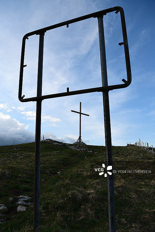 瑞士沙塞拉尔峰顶的十字架图片素材
