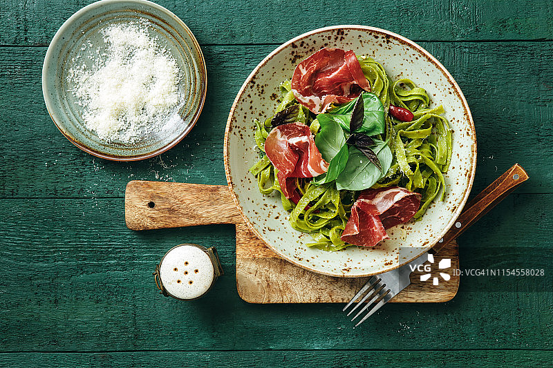 菠菜意面配罗勒香蒜酱和意大利熏火腿图片素材