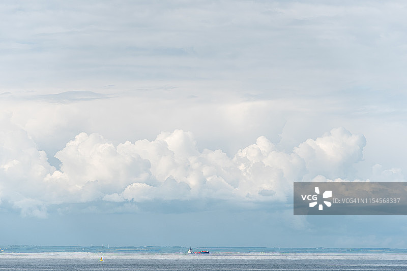 福斯湾上空的积云和平流云图片素材