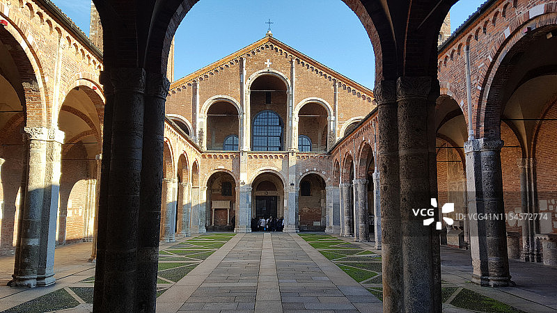 意大利米兰圣安布罗焦圣殿的回廊图片素材