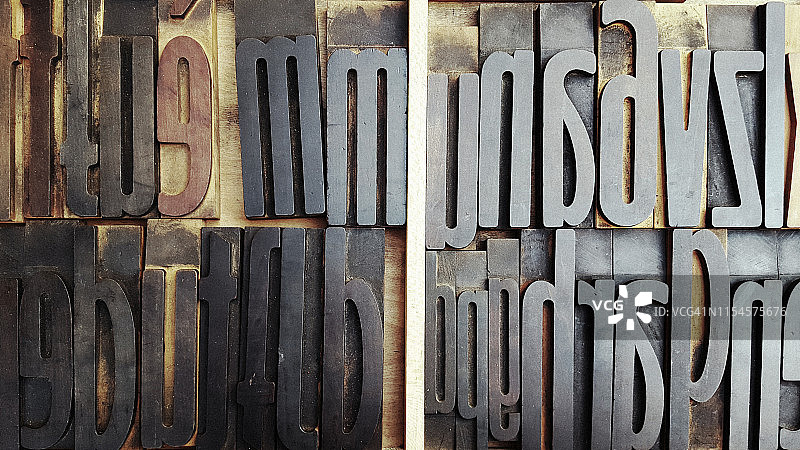 旧货市场上的金属字母图片素材