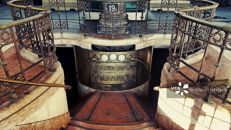 米兰主教座堂广场上古老的阿尔贝戈迪乌尔诺科比安奇的地下入口图片素材