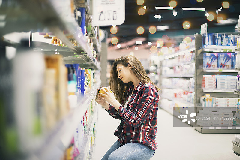 女人挑选防晒乳液图片素材