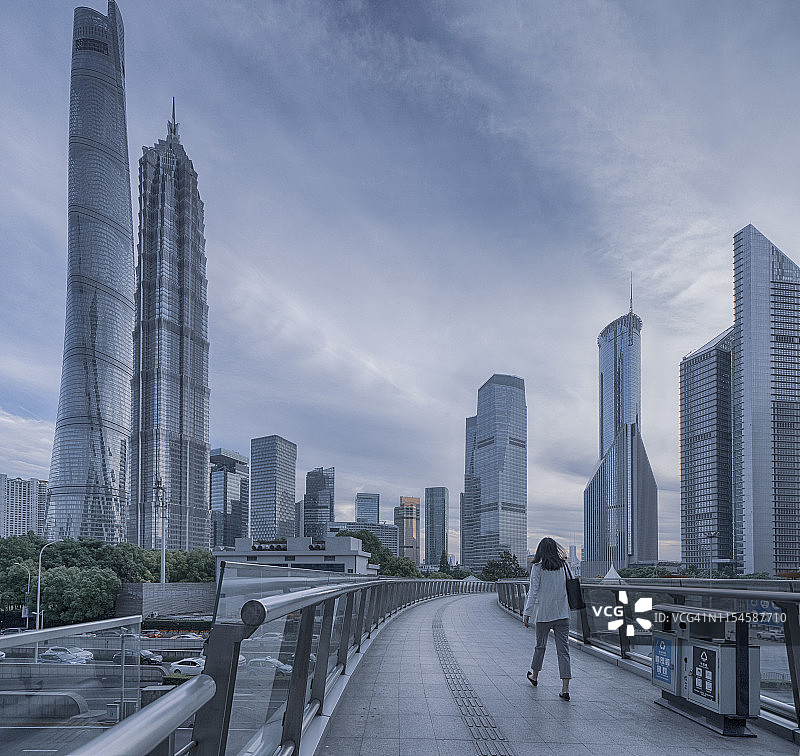 暮色中的上海三栋最高建筑图片素材