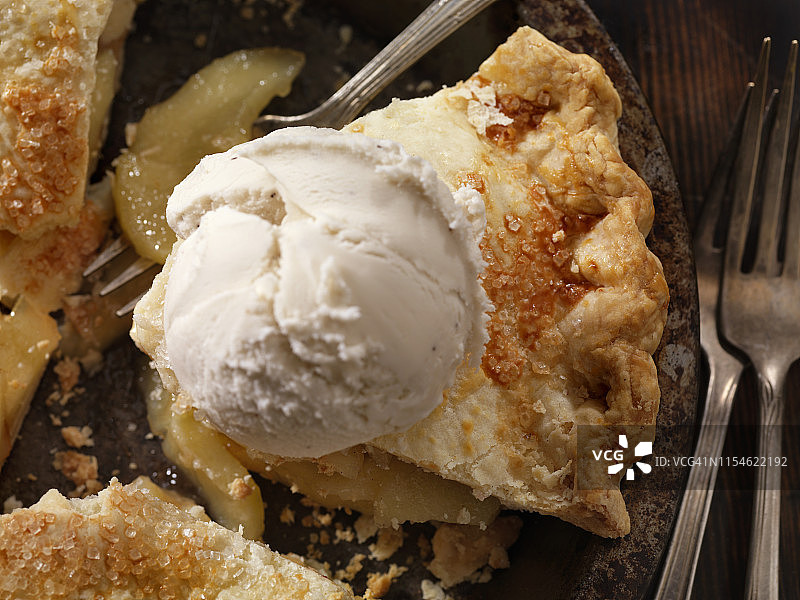 纯素苹果派配无乳椰奶冰淇淋图片素材
